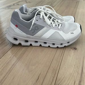 On Cloud Runners - Size 6
